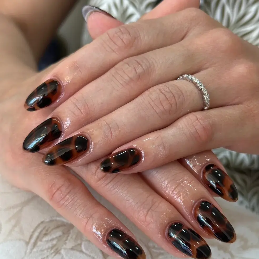 Tortoiseshell gel nails