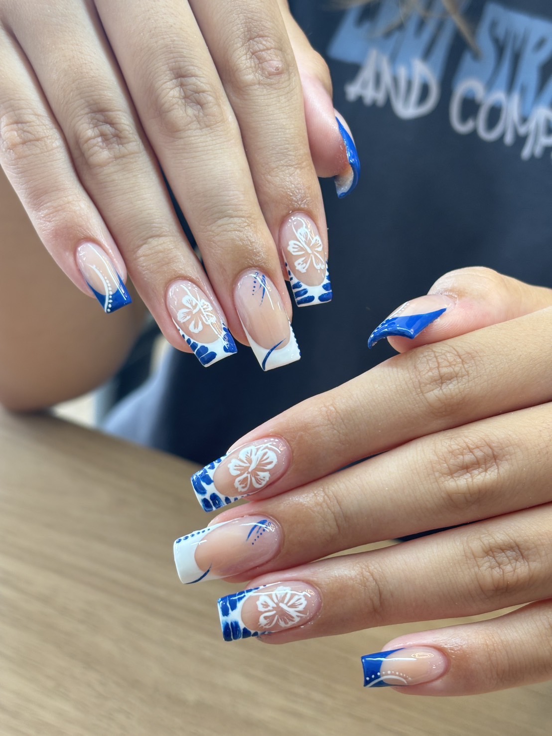 งานเพ้นท์ดอกไม้สีฟ้าและขาว ผลงานของ Kanita Nail Lounge