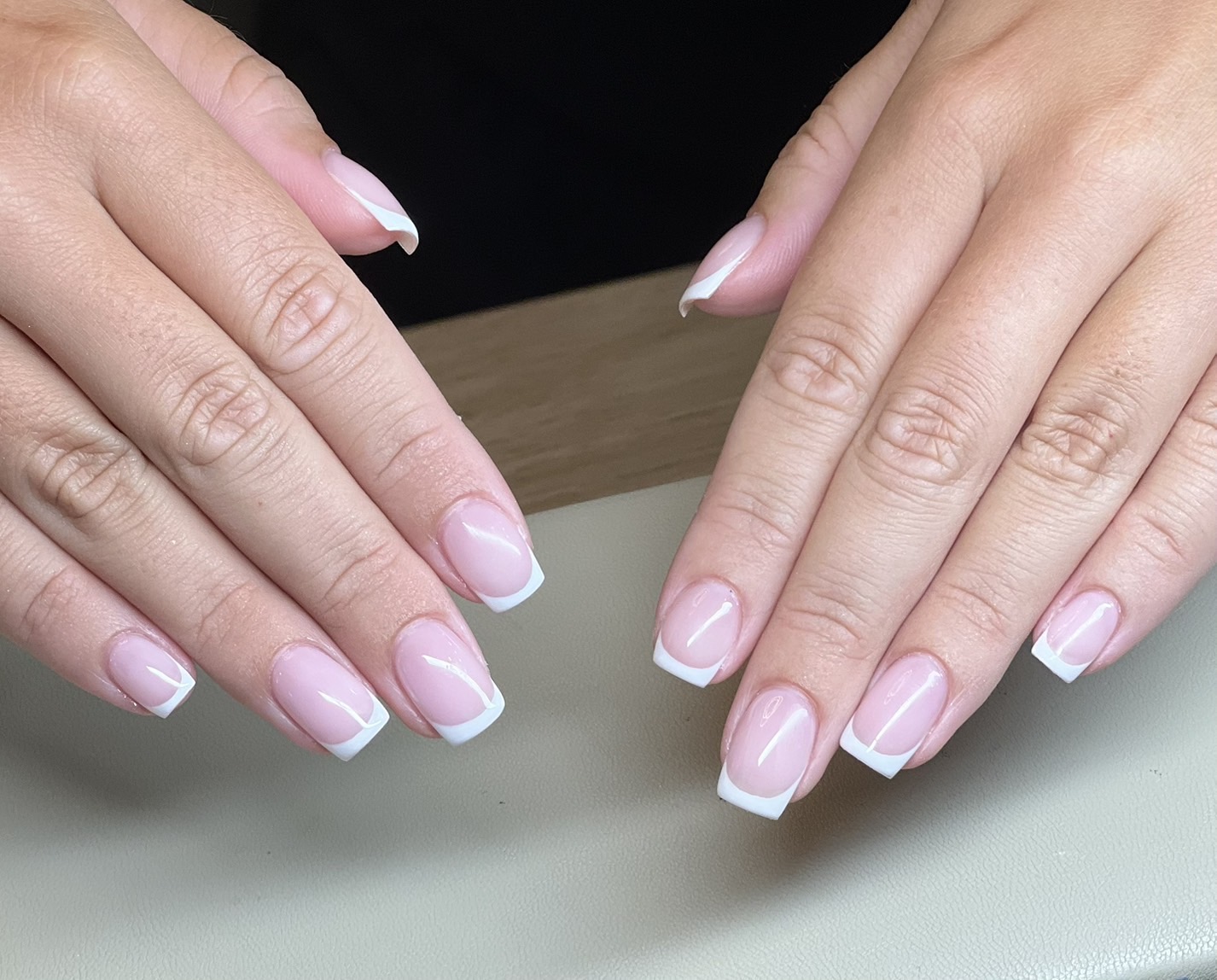 เล็บเฟรนช์ปลายขาวสุดคลาสสิก ผลงานของ Kanita Nail Lounge