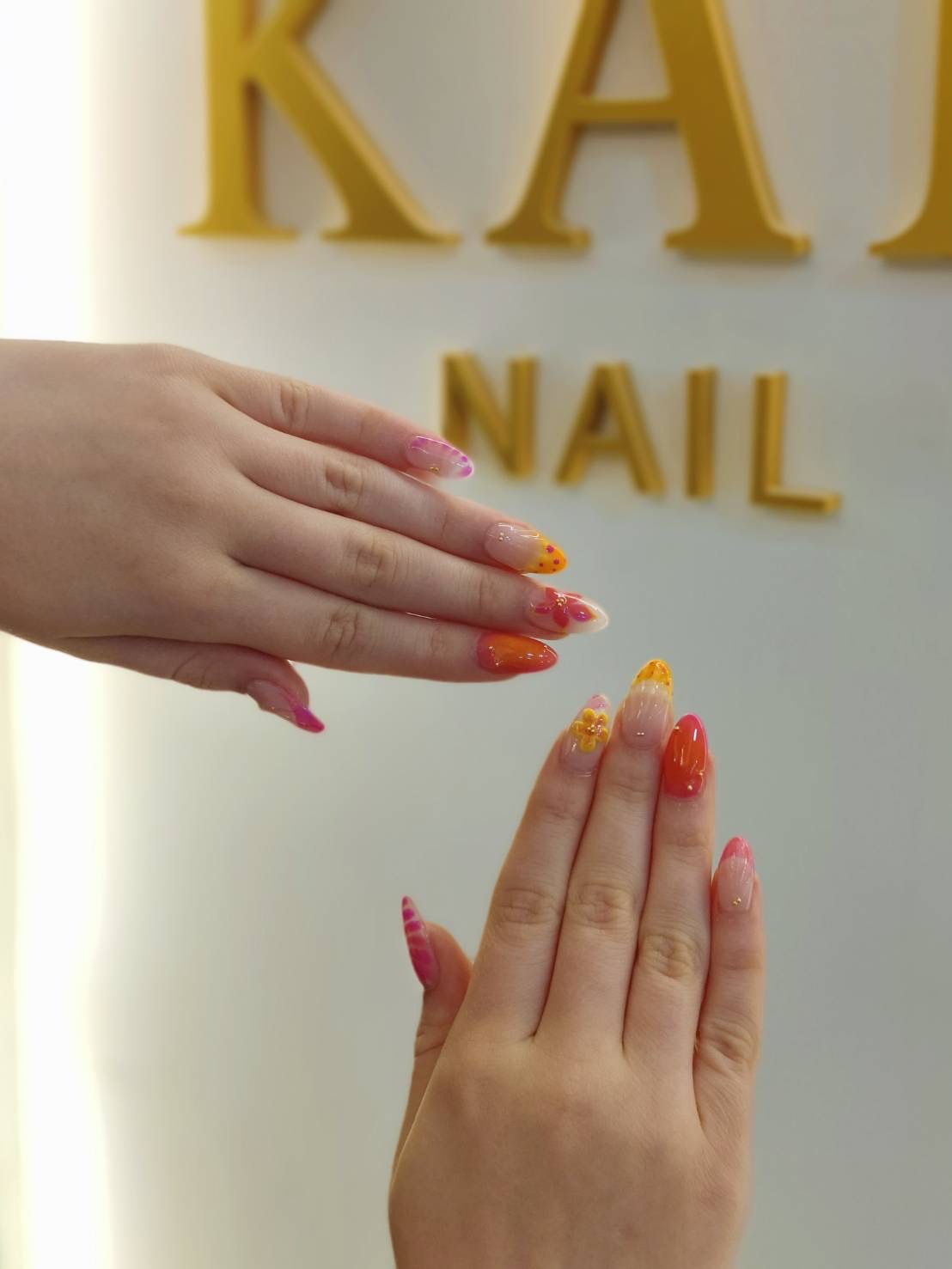 งานเพ้นท์เล็บหลากสี ถ่ายหน้าป้าย Kanita Nail Lounge