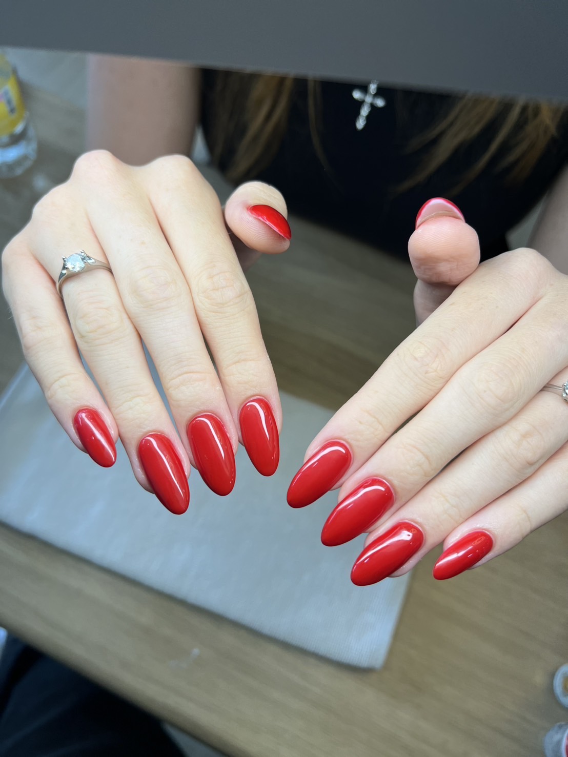เล็บทรงอัลมอนด์สีแดงเงางาม ผลงานของ Kanita Nail Lounge