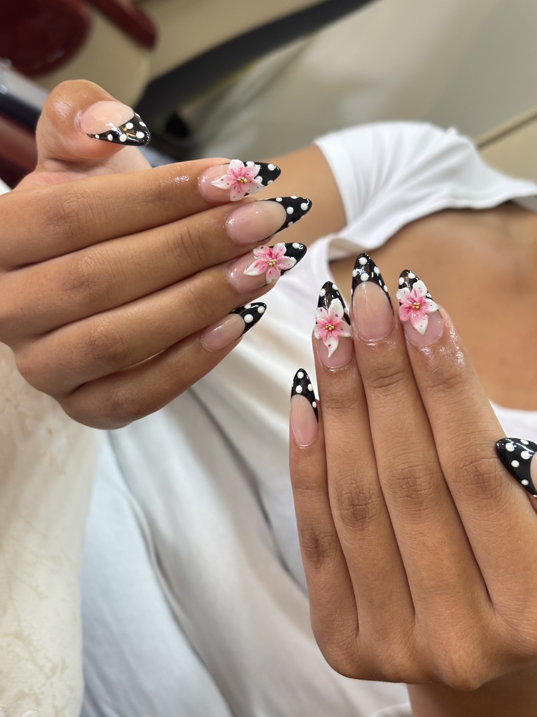 เล็บเฟรนช์สีดำตกแต่งดอกไม้สีชมพูปั้นนูน ผลงานของ Kanita Nail Lounge